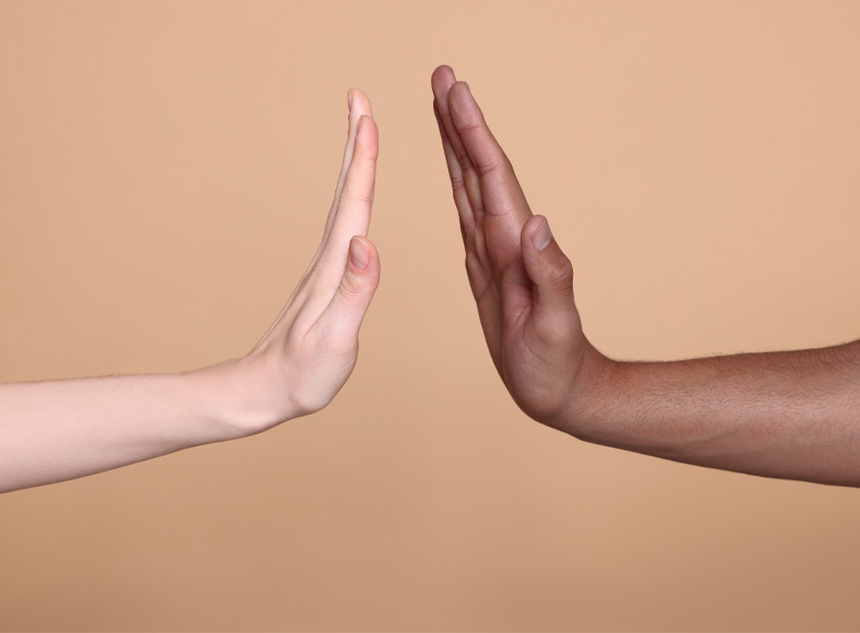 Personen bei einer Qigong-Übung – achtsame Bewegung im Einklang mit dem Atem